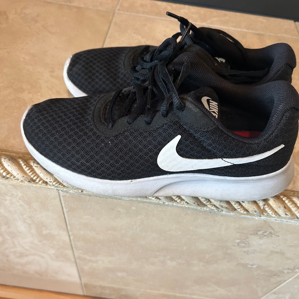 Nike Black and Red Running Shoes - Picture 2 of 4